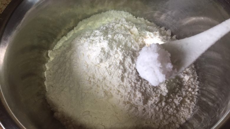 红糖馒头,在面粉中，加入一小勺的盐，搅拌；