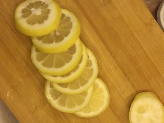 蜜啧柠檬，轻松做个水美人,切成厚薄均匀的薄片；