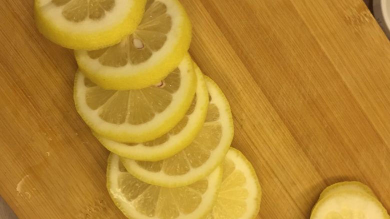 蜜啧柠檬，轻松做个水美人,切成厚薄均匀的薄片；