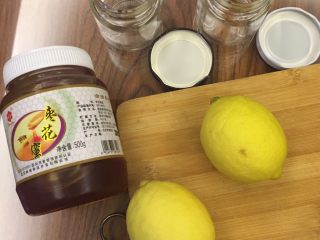 蜜啧柠檬，轻松做个水美人,准备好食材，柠檬、蜂蜜、还有消毒好的密封瓶子；