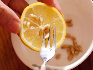 蜜啧柠檬，轻松做个水美人,用叉子，去除里面的籽；
