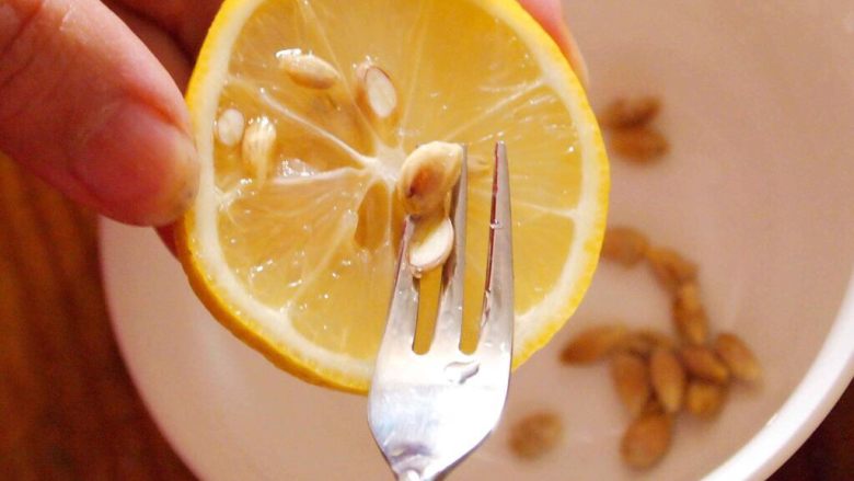 蜜啧柠檬，轻松做个水美人,用叉子，去除里面的籽；
