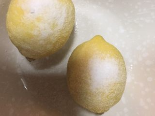 蜜啧柠檬，轻松做个水美人,先在柠檬上撒盐，抹擦，去除腊和杂质；