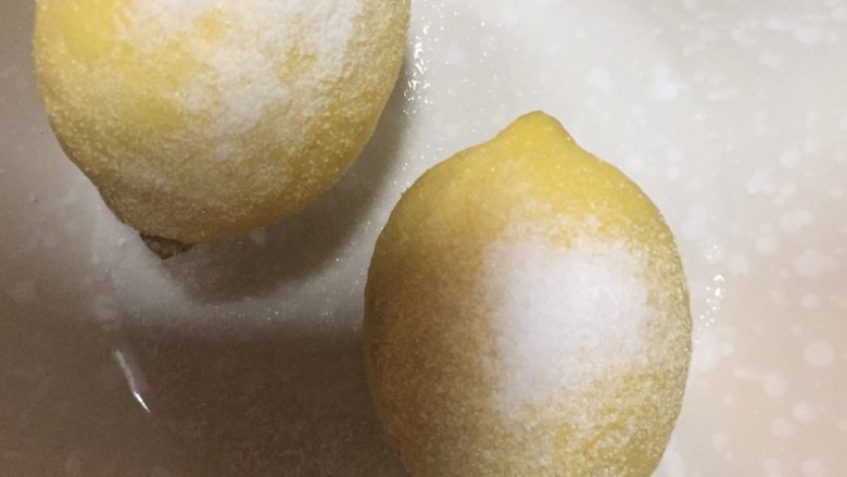 蜜啧柠檬，轻松做个水美人,先在柠檬上撒盐，抹擦，去除腊和杂质；