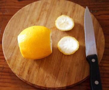 蜜啧柠檬，轻松做个水美人,然后，用刀切去两头；
