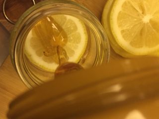 蜜啧柠檬，轻松做个水美人,然后，准备一瓶，先放入蜂蜜，再放柠檬片；