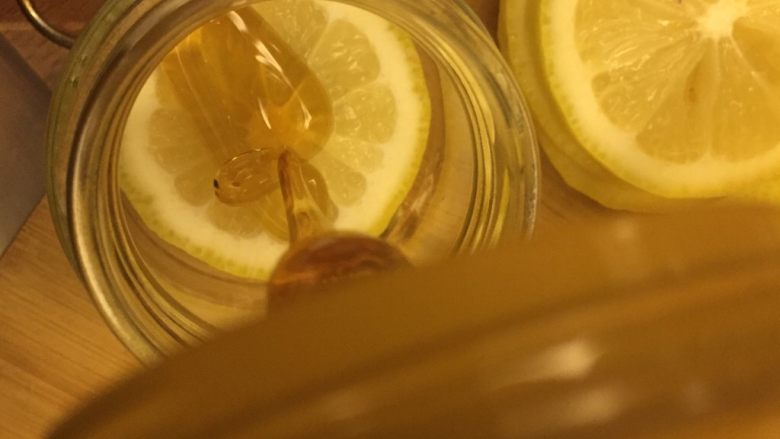 蜜啧柠檬，轻松做个水美人,然后，准备一瓶，先放入蜂蜜，再放柠檬片；