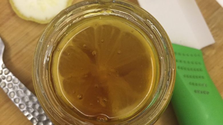 蜜啧柠檬，轻松做个水美人,一层蜂蜜，一层柠檬片，依次放满，最上面一层是蜂蜜；