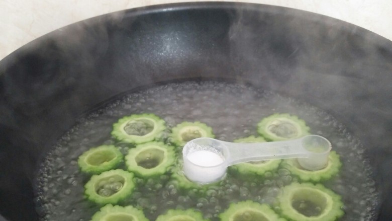 清心苦瓜,锅中燒開水，放入苦瓜和盐辍水，放盐能保持苦瓜的碧绿色。
