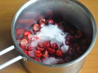 樱桃派,倒入60克糖、120克水、5克柠檬汁，拌匀后浸泡20分钟。