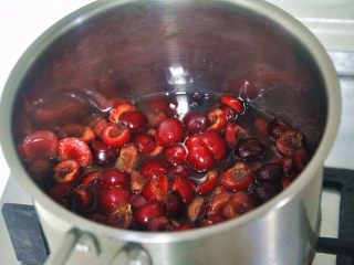樱桃派,倒入奶锅，一边煮一边搅，让糖完全融化，大约时间3分钟，将车厘子沥干水份，煮过车厘子的水留在锅中。