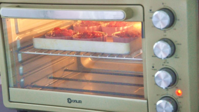樱桃派,放入烤箱180度再烤8-10分钟。