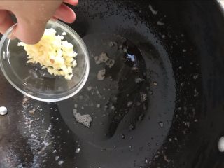 糖醋“排骨”【一口一个超级过瘾】,锅里留下少许底油，放入蒜末爆香。