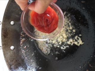 糖醋“排骨”【一口一个超级过瘾】,倒入番茄酱，这个可以多放一点