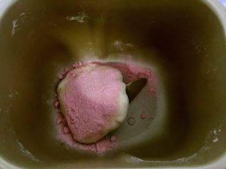 情人结砂糖面包,一份加入树莓冻干粉揉至出薄膜