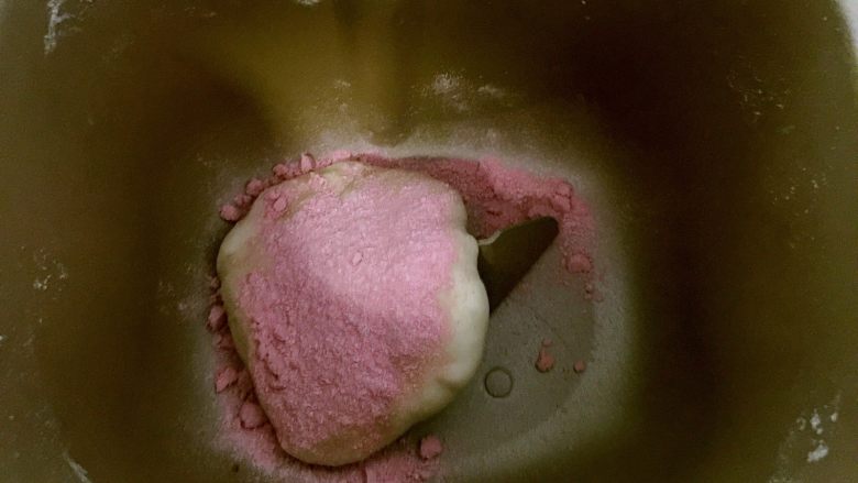 情人结砂糖面包,一份加入树莓冻干粉揉至出薄膜