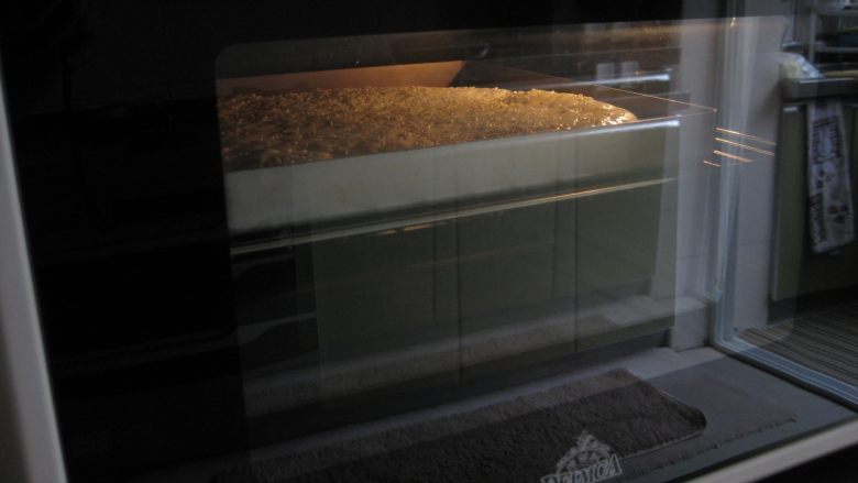 寿司面包卷：来个口味丰富的咸面包换换口味,烤箱提前预热，上管180度，下管170度，中层，12分钟。（时间温度仅供参考，请以自家烤箱脾气适当调整）
