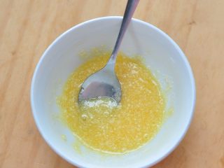 彩纹椰蓉土司,把椰蓉、蛋液、糖混合均匀。