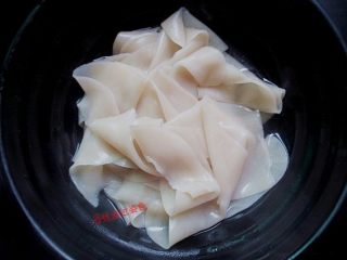 饺子皮变身油泼面,把抻好的面皮吸入开水锅，煮熟。