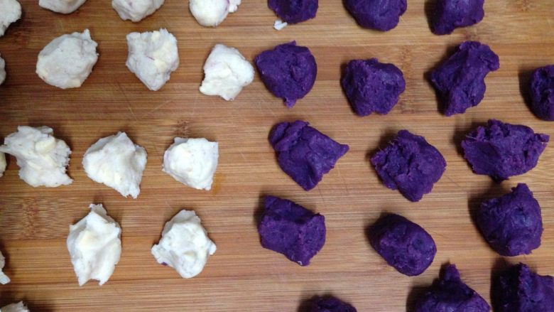 紫薯山药芝士球,
剩余的紫薯泥和山药泥分别分成15份搓成球