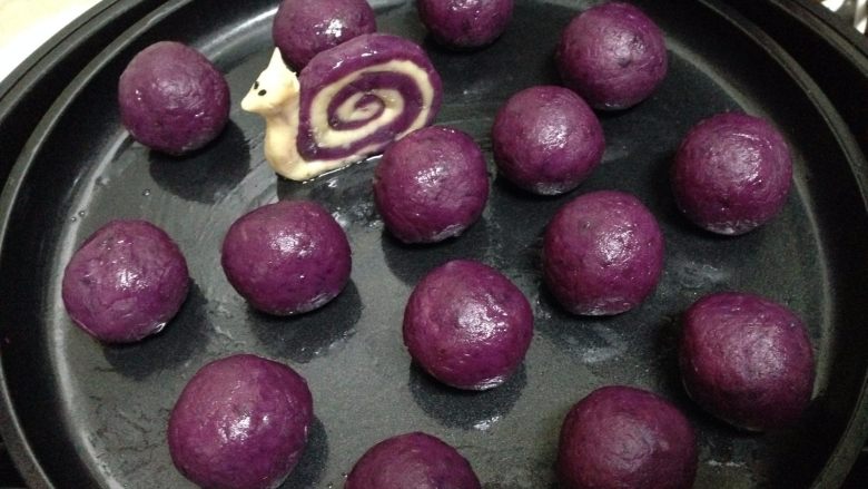 紫薯山药芝士球,依次做完，烤盘刷油，紫薯球表面刷油摆入烤盘