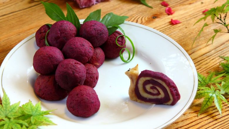 紫薯山药芝士球,
取出如图摆成葡萄串的形状，用葱丝和树叶做装饰即可