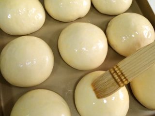 超软椰蓉面包,发好的面团取出，刷上一层鸡蛋液或全蛋液。