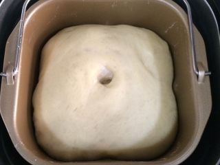 超软椰蓉面包,启动发酵功能，面团发至2倍大，手指沾面粉戳孔，不塌陷不回弹即可。