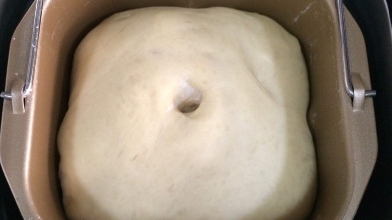 超软椰蓉面包,启动发酵功能，面团发至2倍大，手指沾面粉戳孔，不塌陷不回弹即可。