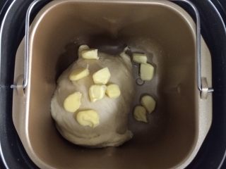 超软椰蓉面包,约揉至10分钟，面团成型后加入黄油，继续揉至完全扩展阶段，和面时间全程约45分钟。