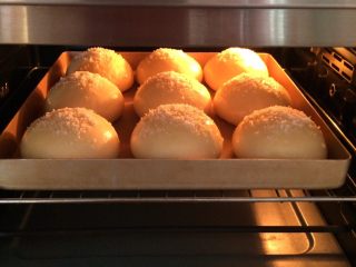 超软椰蓉面包,入预热好的烤箱中层，上下火180度约烤20分钟，上色后可盖锡纸防止颜色太深。