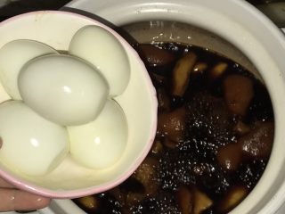 猪脚姜醋蛋,加入剥壳鸡蛋煮十分钟后熄火，最少泡一夜再食用会更入味