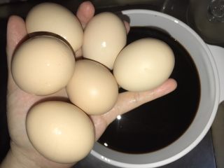 猪脚姜醋蛋,鸡蛋6个放入醋里煮10分钟后捞出