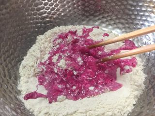 蝴蝶卷,把中粉、砂糖、酵母放入盆里，加入果汁和面，用筷子先搅成棉絮状