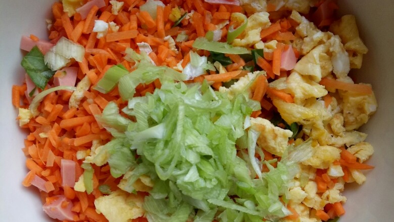 双饼鸡蛋夹菜,把各种需要的蔬菜都切成小碎丁，再切点葱！把切好的食材放在一起！