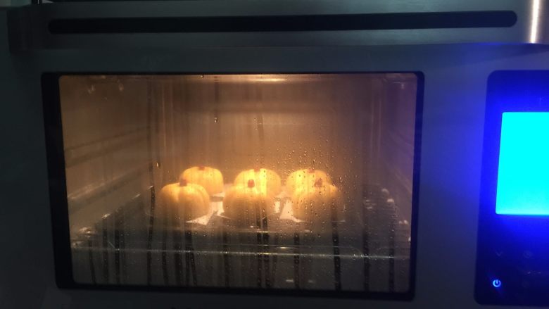 红薯豆沙团,时间到，结束提示音想起，开烤箱门的时候当心蒸汽冒出来