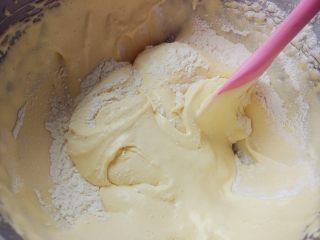 蜂蜜流心凹蛋糕,打发到体积变大，颜色发白，提起后滴落的液体有明显的痕迹，不会很快溶解的程度，筛入低筋粉翻拌到无干粉状态