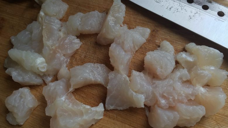 自制鱼豆腐,将鱼肉切小块，最好把连着的膜剔掉