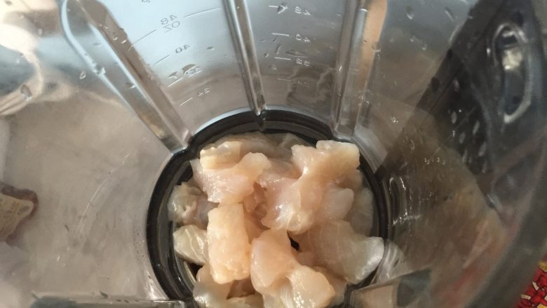 自制鱼豆腐,把鱼肉倒入破壁机的搅拌杯里