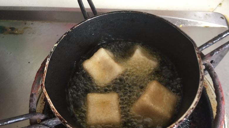 自制鱼豆腐,我还起个小油锅，加热适量油后，放入鱼豆腐