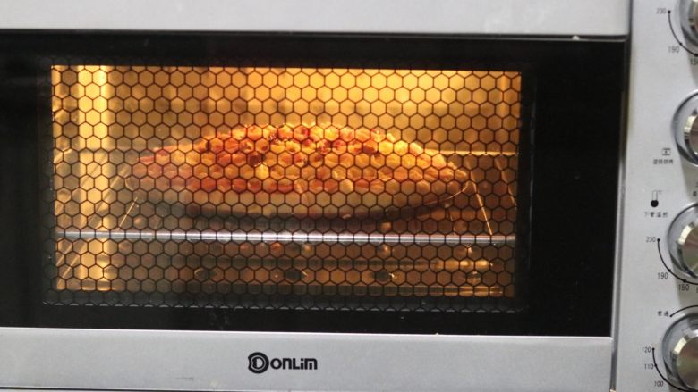 土豆培根披萨,放入东菱烤立方预热190度2分钟后放入，中下层烘烤30分钟「我喜欢表面焦一些，如果你不喜欢，25分钟就足够了，」