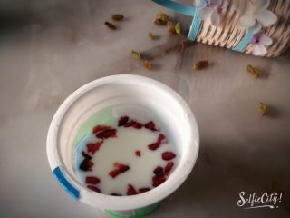 没有雪糕模具一样过夏天,再切一点蔓越莓干，把切好的碎果干洒在酸奶上。
