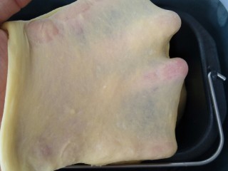 布里欧修小土司,揉面程序结束后能拉出韧劲的薄膜，收圆面团开始发酵。