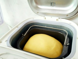 布里欧修小土司,面团发酵2.5倍大。