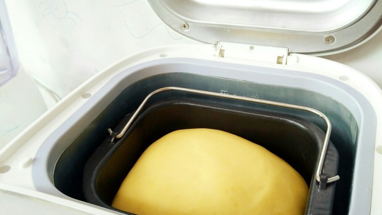 布里欧修小土司,面团发酵2.5倍大。