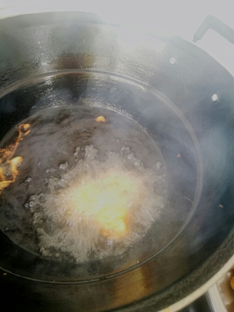 锅塌茄子,油大概6，7分热的时候下锅炸至金黄色。