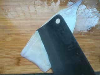 双椒爆鱿鱼,从鱿鱼的一侧斜45度角切下刀，一定记住是切里面，不是背部！深度3/4，不切断。