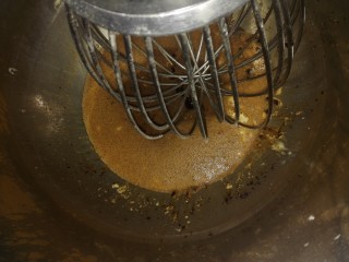 枣糕,将鸡蛋，红糖白糖，蛋糕油放入搅拌桶内，中速搅匀，高速打发