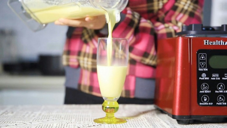 香甜玉米汁,准备纯<a style='color:red;display:inline-block;' href='/shicai/ 219'>牛奶</a>和饮用水。