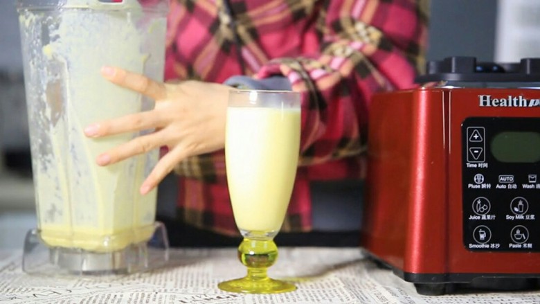 香甜玉米汁,使用智能款机器，手指轻触"On/off开关键，选择蔬果汁功能键。"